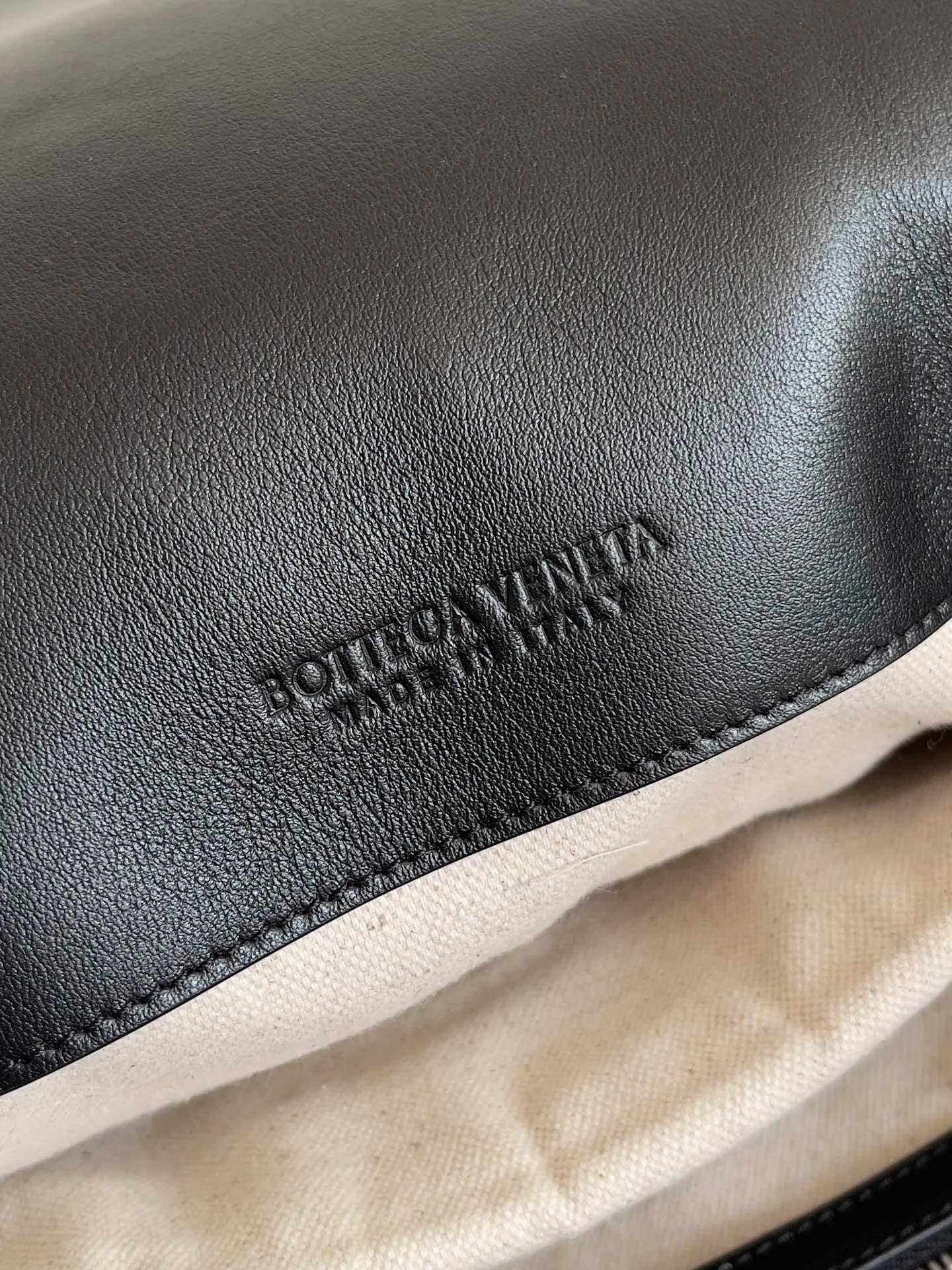 Batch 2560 Bottega Veneta's new Back To School backpack uses the iconic Intrecciato weaving leather process. Craftsmen use fine soft calfskin to weave it by hand. The weaving is tight and regular, and the texture is three-dimensional. The luster of the leather is super high-end, and the woven design of two different leathers creates a unique sense of layering. The flip-open design is equipped with two external flap pockets. It is super versatile whether it is for work, travel or daily life, and the capacity is also very practical.  The Back-To-School backpack is lighter than previous backpacks, and the space is large but not bulky. There are compartments for laptops and documents on the inner layer. The style is personalized, and it looks good and is easy to match. Carrying this backpack will double your chances of returning! Style number: 805971 Size: 39*31*14cm